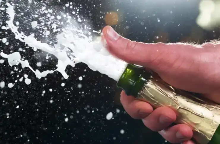 Hướng Dẫn Cách Mở Rượu Champagne Đúng Chuẩn Đơn Giản Cho Người Mới