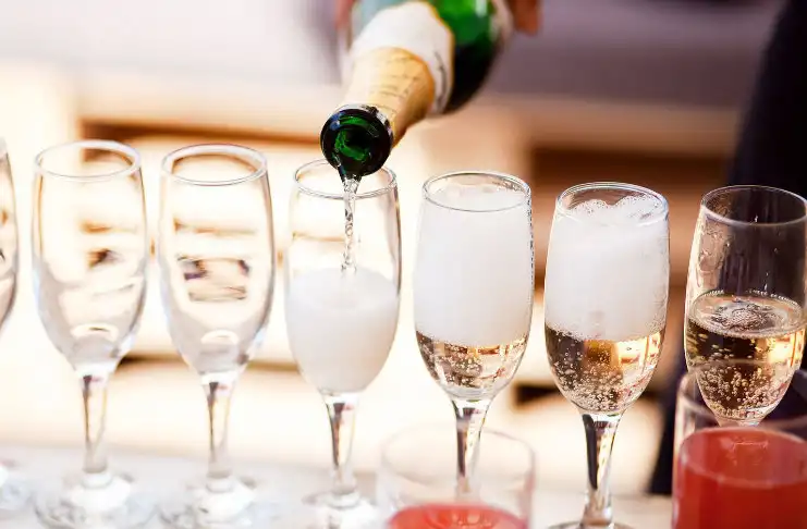 Những Sự Thật Về Rượu Champagne Không Phải Ai Cũng Biết